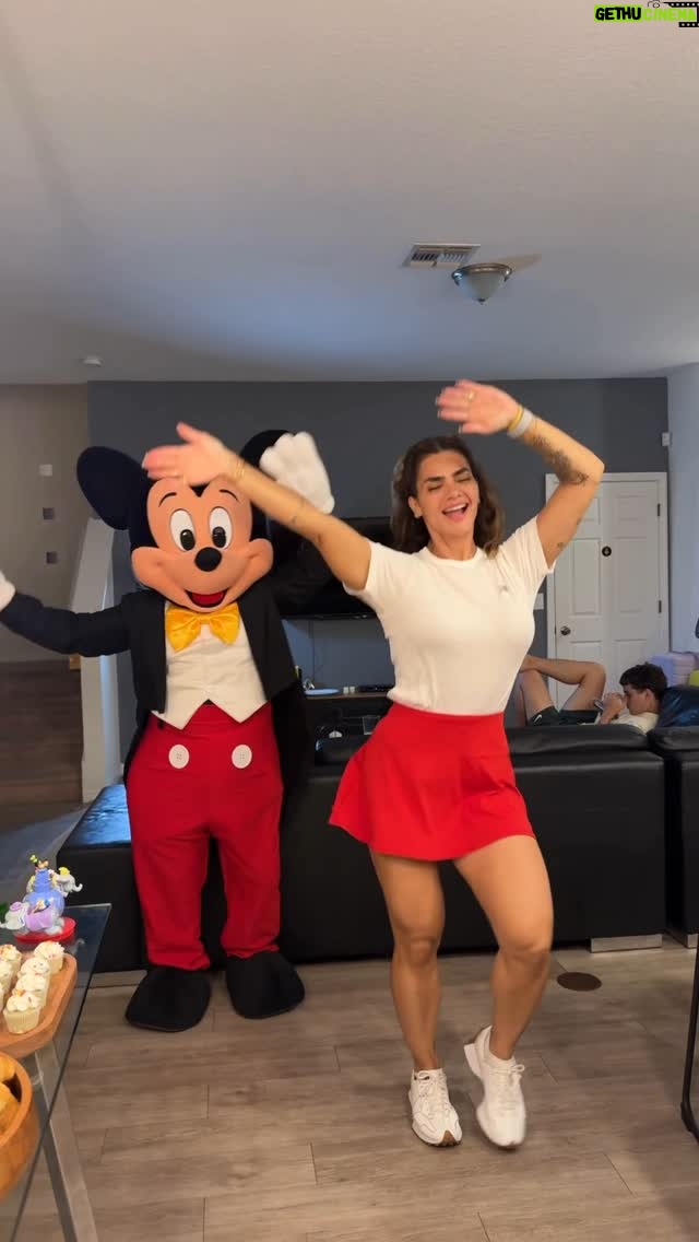 Kelly Key - 72.8K Likes - Genteeeeee não me aguentei!!!
Estou muito nostálgica nesta viagem.

Obrigada @fairy_tales_parties que trouxe o @mickeydeorlando para esta festa 🫶🏼