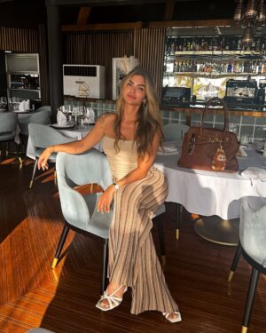 Kelly Key Instagram - Ontem foi um almoço de negócios. Mas também foi um lembrete: eu tenho me sentido muito bonita.
E não falo só da aparência — falo da mulher que me tornei.
Durante muito tempo, fomos ensinadas a esconder nosso brilho, a minimizar nossos elogios, como se reconhecer a própria beleza fosse arrogância ou falta de competência profissional. Mas hoje eu entendo que se enxergar bonita é um ato de coragem!
É valorizar a luz que vem de dentro, a força que transparece no olhar, no gesto, na fala.
A beleza que é minha e que também é sua.
Que não precisa de validação, porque já nasceu suficiente. Sim, eu me sinto lindíssima!
E tenho orgulho de dizer isso em voz alta. ♥️✨
E você? Consegue enxergar a sua beleza com o mesmo carinho que dedica aos outros?