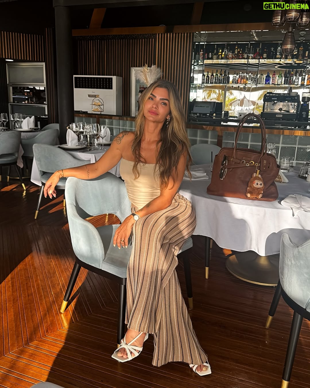 Kelly Key - 60K Likes - Ontem foi um almoço de negócios. Mas também foi um lembrete: eu tenho me sentido muito bonita. 
E não falo só da aparência — falo da mulher que me tornei.

Durante muito tempo, fomos ensinadas a esconder nosso brilho, a minimizar nossos elogios, como se reconhecer a própria beleza fosse arrogância ou falta de competência profissional. Mas hoje eu entendo que se enxergar bonita é um ato de coragem!

É valorizar a luz que vem de dentro, a força que transparece no olhar, no gesto, na fala.

A beleza que é minha e que também é sua. 

Que não precisa de validação, porque já nasceu suficiente. Sim, eu me sinto lindíssima!
E tenho orgulho de dizer isso em voz alta. ♥️✨

E você? Consegue enxergar a sua beleza com o mesmo carinho que dedica aos outros?