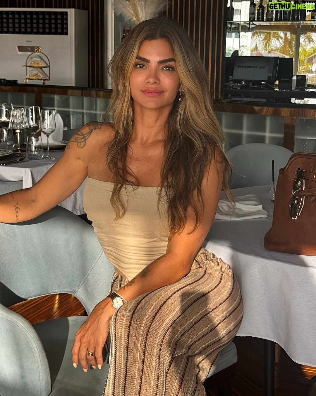 Kelly Key - 60K Likes - Ontem foi um almoço de negócios. Mas também foi um lembrete: eu tenho me sentido muito bonita. 
E não falo só da aparência — falo da mulher que me tornei.

Durante muito tempo, fomos ensinadas a esconder nosso brilho, a minimizar nossos elogios, como se reconhecer a própria beleza fosse arrogância ou falta de competência profissional. Mas hoje eu entendo que se enxergar bonita é um ato de coragem!

É valorizar a luz que vem de dentro, a força que transparece no olhar, no gesto, na fala.

A beleza que é minha e que também é sua. 

Que não precisa de validação, porque já nasceu suficiente. Sim, eu me sinto lindíssima!
E tenho orgulho de dizer isso em voz alta. ♥️✨

E você? Consegue enxergar a sua beleza com o mesmo carinho que dedica aos outros?