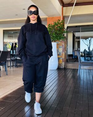 Kelly Khumalo Instagram - The aliens 👽 have touched down 🖤🤴🏾🐆👏🏽