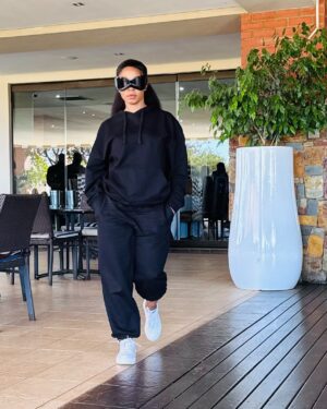 Kelly Khumalo Instagram - The aliens 👽 have touched down 🖤🤴🏾🐆👏🏽