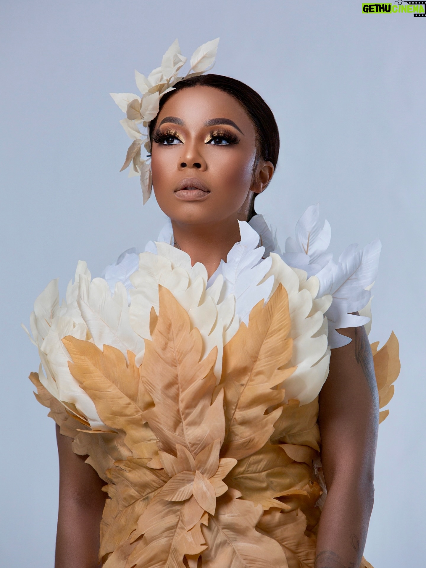 Kelly Khumalo - 8.4K Likes - Not Every embrace is affection, some are assassination attempts…… As we bloom with a @tn_collectiv  face by @makeupbyminkzz9  and captured by @fistoartist  #NyamezelaOut #20yearsOfKellyKhumalo  tickets available at computicket 👏🏽🐆🤴🏾🐉🧜🏾‍♀️🌍 #BloomingSeason