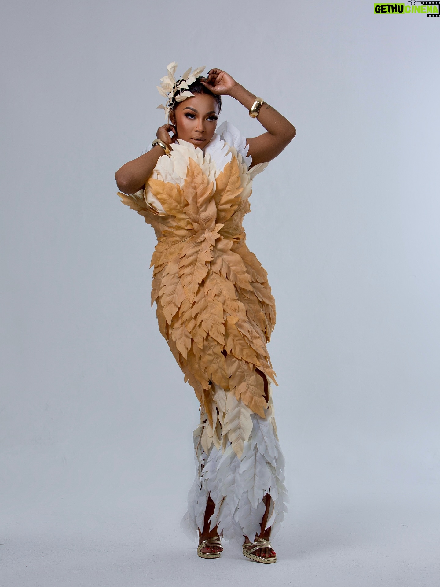 Kelly Khumalo - 8.4K Likes - Not Every embrace is affection, some are assassination attempts…… As we bloom with a @tn_collectiv  face by @makeupbyminkzz9  and captured by @fistoartist  #NyamezelaOut #20yearsOfKellyKhumalo  tickets available at computicket 👏🏽🐆🤴🏾🐉🧜🏾‍♀️🌍 #BloomingSeason