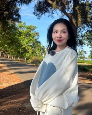 Kha Nhu Instagram - 🩷🩷💖
Mong em ngắm gió ngắm trời!
Cho em được sống 1 đời an yên!
