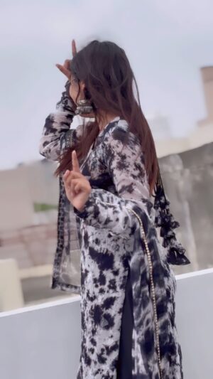 Khushbu Kundu Instagram - Suit from @suidhagaclothhouse 🖤