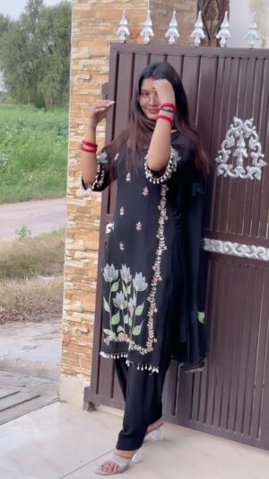 Khushbu Kundu Instagram - Suit from @pari_collection124