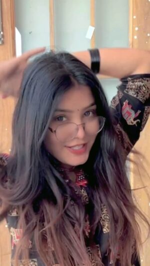 Khushbu Kundu Instagram - 😎🌸
