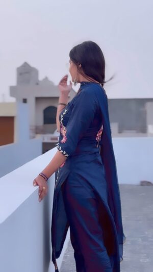 Khushbu Kundu Instagram - Beautiful suit from @poorav_collection