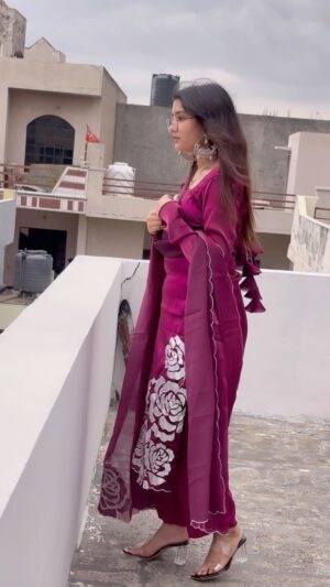 Khushbu Kundu Instagram - Beautiful suit from @niki__dedha