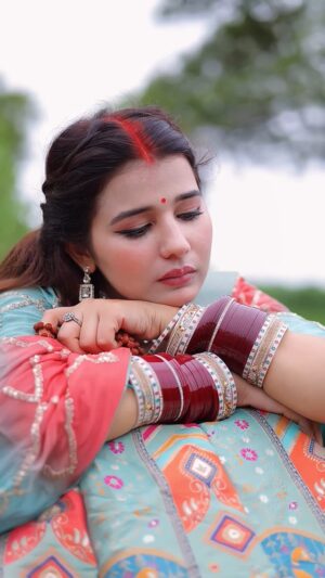 Khushi Baliyan Instagram - एक प्रेम की तपस्या थी, एक चिंतन के आधार थे ! 🔱
जब पार्वती ने व्रत रखा, तब शिव भी निराहार थे ! 🔱
Wearing : @radhikabutic01 💕
Jewellery: @voj_fashion ✨