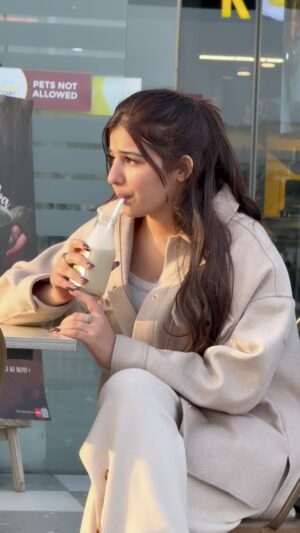 Khushi Baliyan Instagram - Tere naal behke coffee peen di🌸🩷🦢