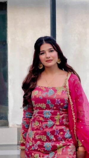 Khushi Baliyan Instagram - 🧚🏻♀️🩷
Wearing: @santosh_designs 💕