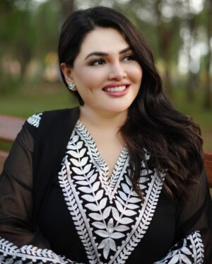 Khushi Gadhvi Instagram - Timeless beauty❤️🧿 #khushigadhvi
.
.
#blacksuit #suit #kalasuit #salwarsuit #blackandwhite #dimplegirl