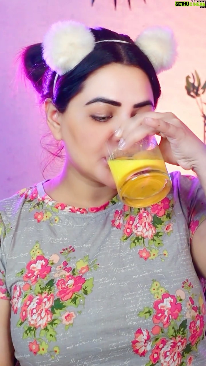 Khushi Gadhvi - 25K Likes - Check out all the benifits ⬇️ 
.
.
Benefits of Turmeric Milk 
clove (long ) 
dalchini (cinnamon) 
haldi (Turmeric) 
Cardamom ( ilaichee ) 
..
Haldi helps to manage 
Anti-inflammatory.
Powerful antioxidant.
Immunity booster.
Delays diabetes.
Reduces the risk of heart diseases.
Reduces risk of cancer.
Helps in the treatment of Alzheimer’s disease.
Helps patients with depression.
help ease the symptoms of liver cirrhosis and fatty liver disease

Eliachi helps to manage ⬇️
Used to treat nausea and vomiting. ...
Help in nicotine withdrawal. ...
Lower the blood pressure. ...
Control blood sugar level. ...
May treat cold and cough.

Clove - helps in boost your liver health, helps with digestion, relieve constipation, help to boost immunity and they act as natural pain reliever
.
.
Cinnamon- helps to Manage
 type 2 diabetes.
Reduce the cholesterol levels.
Reduces blood pressure.
Protective against cancer.
Combat acne.
.
All the points are hard to cover in short video so know the end number of benefits hope it helps you stay healthy ❤️🫶
.
#khushigadhvi #healthylifestyle #haldimilk #heathylifestyle