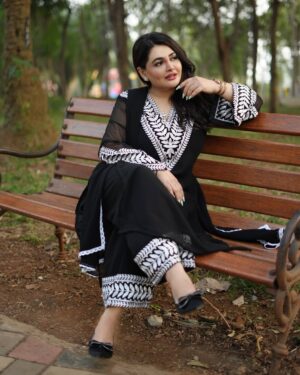 Khushi Gadhvi Instagram - Timeless beauty❤️🧿 #khushigadhvi
.
.
#blacksuit #suit #kalasuit #salwarsuit #blackandwhite #dimplegirl