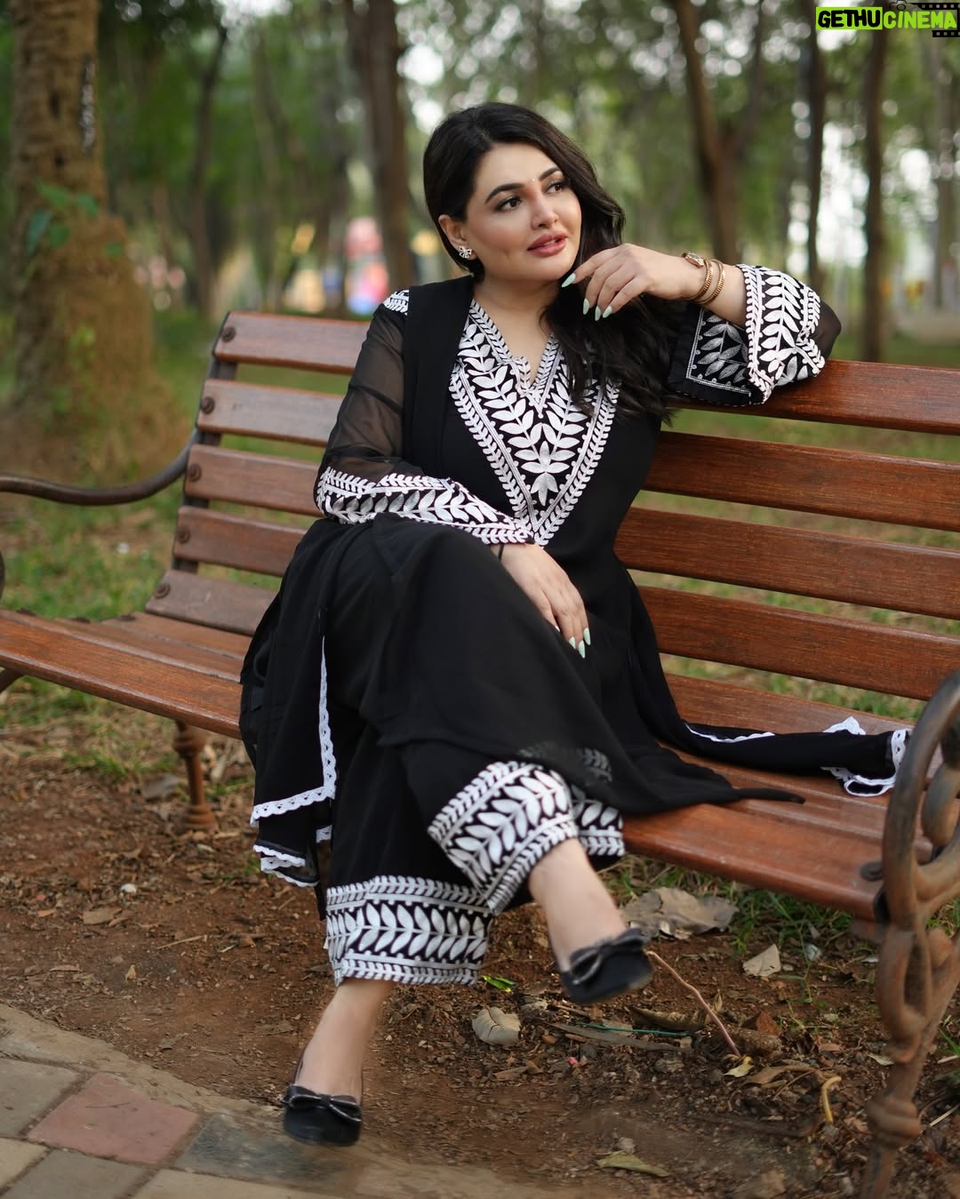 Khushi Gadhvi - 19.4K Likes - Timeless beauty❤️🧿 #khushigadhvi 
.
.
#blacksuit #suit #kalasuit #salwarsuit #blackandwhite #dimplegirl
