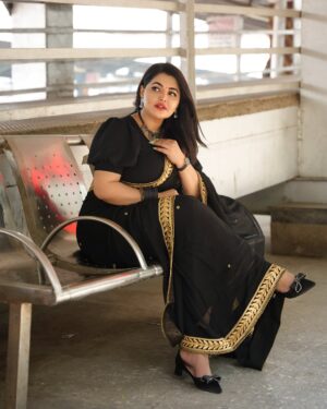 Khushi Gadhvi Instagram - 🖤Honor your boundaries.
You can’t be everything to everyone and nothing to yourself….#khushigadhvi