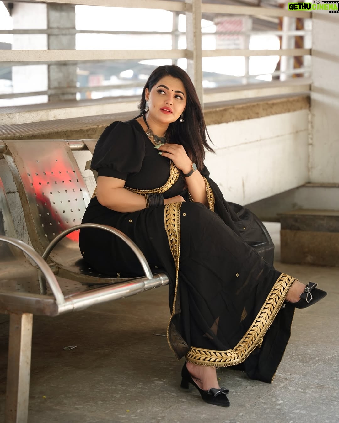 Khushi Gadhvi - 32.9K Likes - 🖤Honor your boundaries.
You can’t be everything to everyone and nothing to yourself….#khushigadhvi