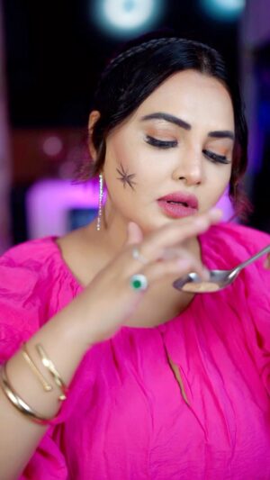 Khushi Gadhvi Instagram - कोई भी गहरा निशान,पिंपल,स्कार,छुप जाएगा 👍 try this HACK ,it has worked for me 100 % successful hack♥️
.
Please read caption Dhyan say before you try
.
➡️You don’t need to buy any thick or expensive concealer, any of your regular range foundation will work.
➡️Make sure use your brain when it is very hot. Don’t put it on your skin or don’t burn your finger only in 10 to 15 seconds.
➡️Your foundation will get little thicker and you will be able to achieve the result.
➡️Any kind of pimple mark,dar spots,pigmentation mark, scars, tattoo. You can hide anything with this hack🫶
➡️ do try if it works for you. Let me know in the comment ❤️
.
I have tried pen eyeliner which is really dark and I could cover it easily jo video may aapnay fekh he liya
Thought to share it with you guys let me know what next u wann see in comments will try to create video on demand ❤️ #khushigadhvi #makeuphacks #makeuplook #makeuptips #makeupgoals #makeupideas