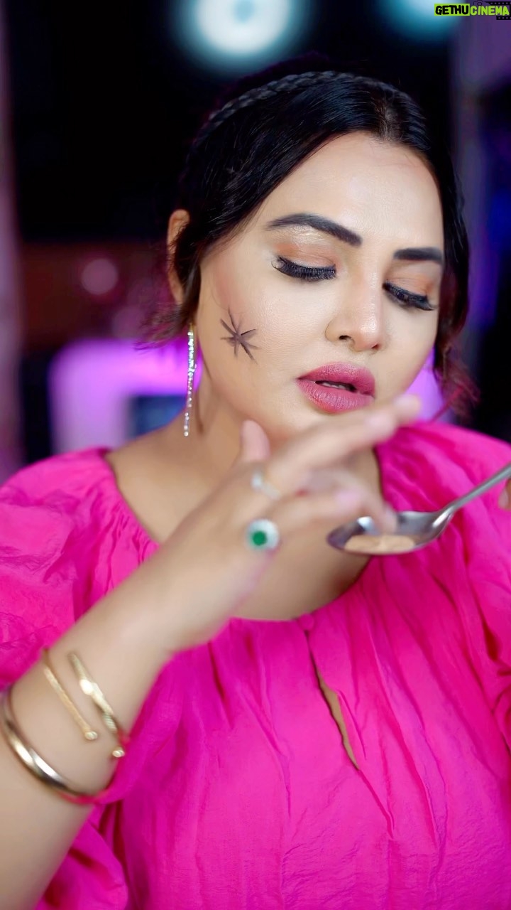 Khushi Gadhvi - 17.8K Likes - कोई भी गहरा निशान,पिंपल,स्कार,छुप जाएगा 👍 try this HACK ,it has worked for me 100 % successful hack♥️ 
.
Please read caption Dhyan say before you try 
.
➡️You don’t need to buy any thick or expensive concealer, any of your regular range foundation will work. 
➡️Make sure use your brain when it is very hot. Don’t put it on your skin or don’t burn your finger only in 10 to 15 seconds. 
➡️Your foundation will get little thicker and you will be able to achieve the result. 
➡️Any kind of pimple mark,dar spots,pigmentation mark, scars, tattoo. You can hide anything with this hack🫶
➡️ do try if it works for you. Let me know in the comment ❤️ 
.
I have tried pen eyeliner which is really dark and I could cover it easily jo video may aapnay fekh he liya 

Thought to share it with you guys let me know what next u wann see in comments will try to create video on demand ❤️ #khushigadhvi #makeuphacks #makeuplook #makeuptips #makeupgoals #makeupideas