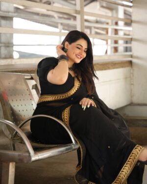 Khushi Gadhvi Instagram - 🖤Honor your boundaries.
You can’t be everything to everyone and nothing to yourself….#khushigadhvi