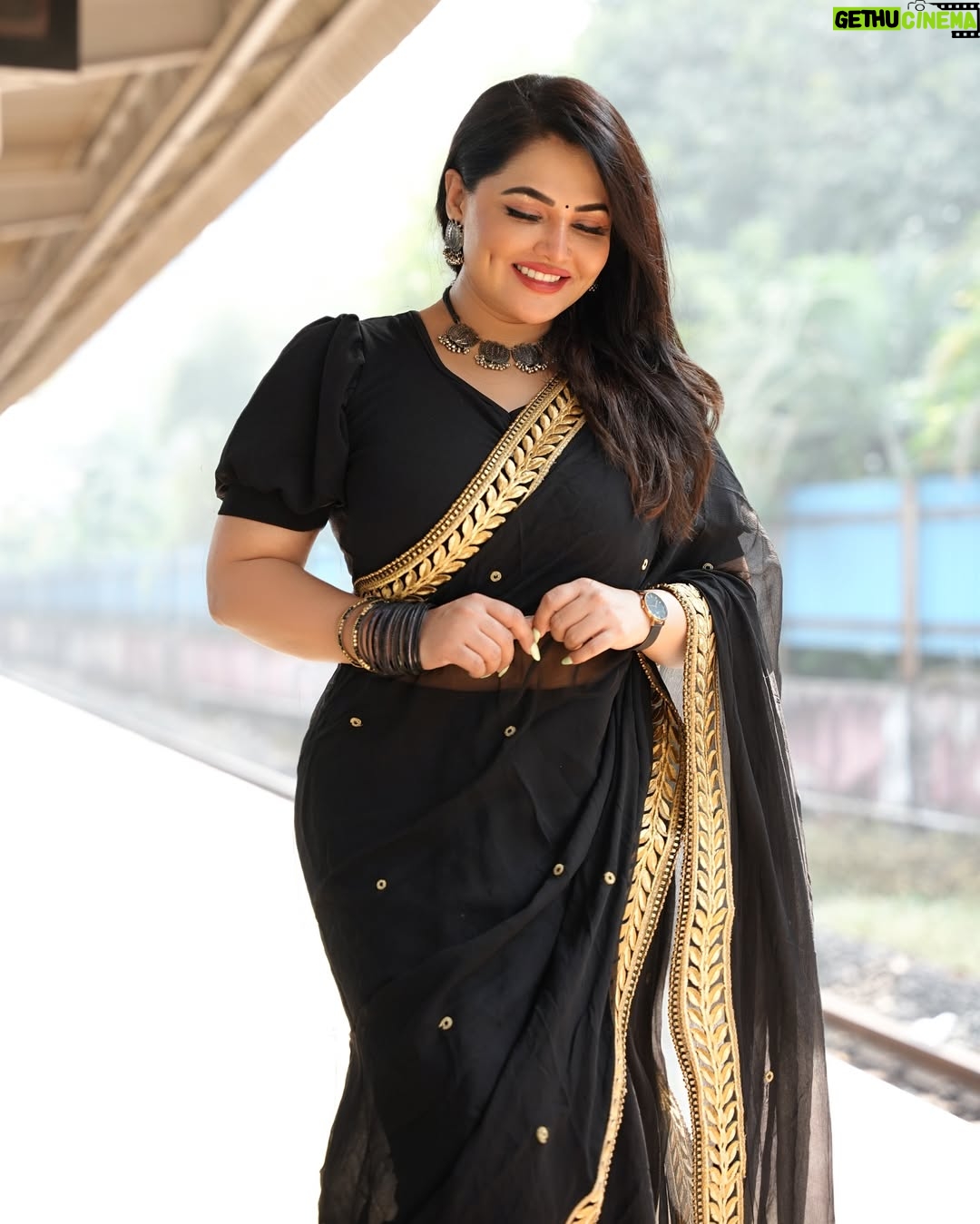 Khushi Gadhvi - 32.9K Likes - 🖤Honor your boundaries.
You can’t be everything to everyone and nothing to yourself….#khushigadhvi