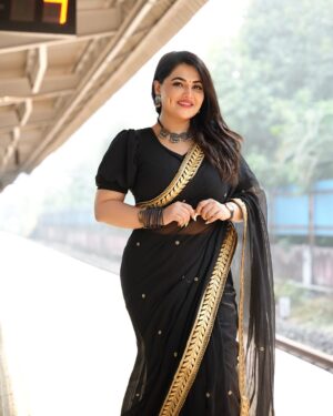 Khushi Gadhvi Instagram - 🖤Honor your boundaries.
You can’t be everything to everyone and nothing to yourself….#khushigadhvi
