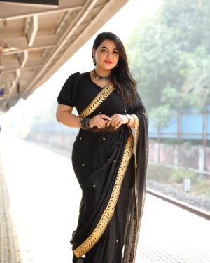 Khushi Gadhvi Instagram - 🖤Honor your boundaries.
You can’t be everything to everyone and nothing to yourself….#khushigadhvi