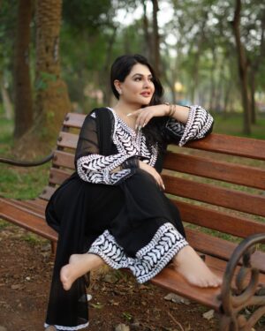 Khushi Gadhvi Instagram - Timeless beauty❤️🧿 #khushigadhvi
.
.
#blacksuit #suit #kalasuit #salwarsuit #blackandwhite #dimplegirl