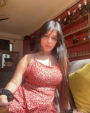 Khushi Maheshwari Instagram - Smile or pout?🍓