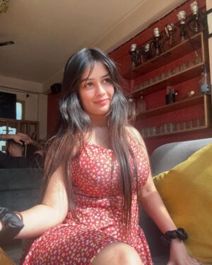 Khushi Maheshwari Instagram - Smile or pout?🍓