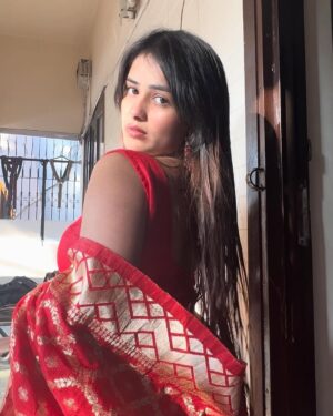 Khushi Maheshwari Instagram - Dhoop hai toh filter ki kya zarrorat? Bhai tanning ignore kare🥺