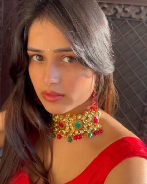 Khushi Maheshwari Instagram - Dhoop hai toh filter ki kya zarrorat? Bhai tanning ignore kare🥺
