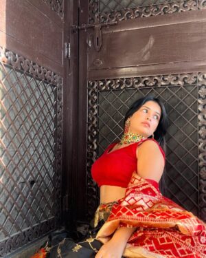 Khushi Maheshwari Instagram - Dhoop hai toh filter ki kya zarrorat? Bhai tanning ignore kare🥺