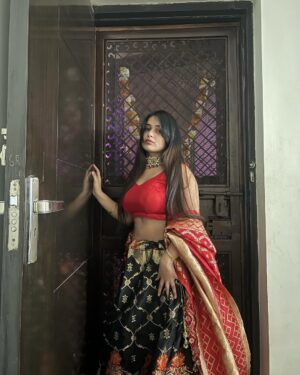 Khushi Maheshwari Instagram - Dhoop hai toh filter ki kya zarrorat? Bhai tanning ignore kare🥺