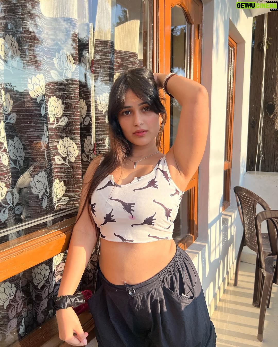 Khushi Maheshwari - 29.2K Likes - Flexing my tummy💀
