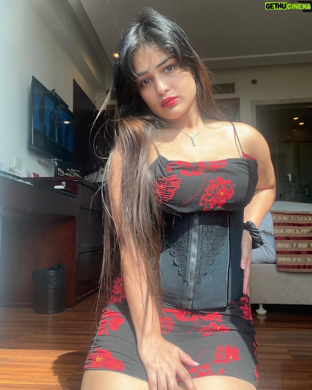 Khushi Maheshwari - 24.1K Likes - Sun gives me the best no filter photos❤️🌈