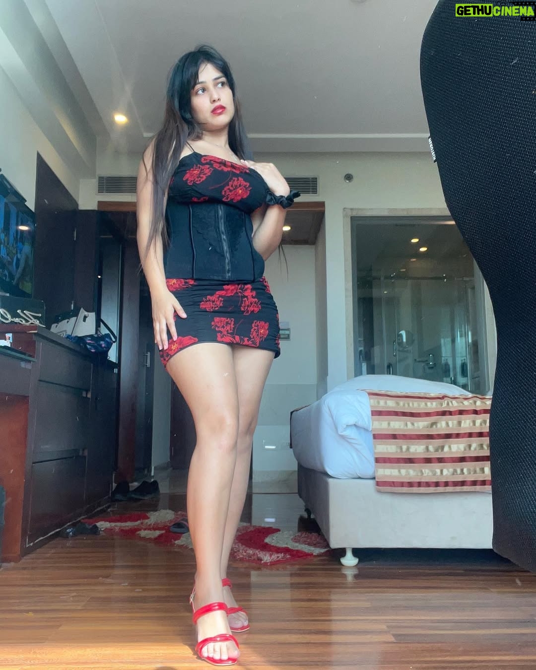 Khushi Maheshwari - 24.1K Likes - Sun gives me the best no filter photos❤️🌈