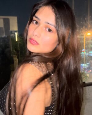 Khushi Maheshwari Instagram - Season 22 Episode 1 🖤🌸
Chalo wishes do❤️