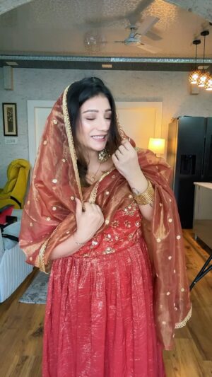 Khushi Punjaban Instagram - GRWM after soooo long 😀
Suit :- @ss_byshivisarees
#vkcouple04