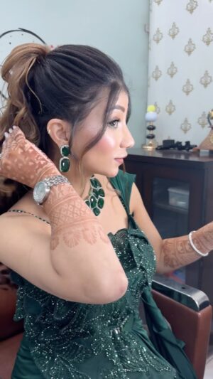 Khushi Punjaban Instagram - Rate my look 😜
Outfit:- @balbirstore
Hairs :- @ritumahajanmakeovers Jewellery:- @gargtradersludhiana @gargtradersludhiana_jewellery