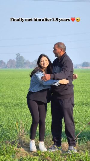 Khushi Punjaban Instagram - Mere papa ❤️
Wearing:- @fashion.cloud.in
#vkcouple04