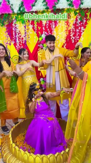 Khushi Punjaban Instagram - Bhen ki haldi ❤️
Outfit:- @kostumebydevshree
@vvkchoudharyy @simranjitkaur_03 @prabhjot_deaf_98