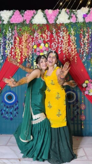 Khushi Punjaban Instagram - Finally @simranjitkaur_03 ko lag gyi jiju ke naam ki mehndi ❤️
Outfit:- @kostumebydevshree
#vkcouple04 #bhenkishaadi