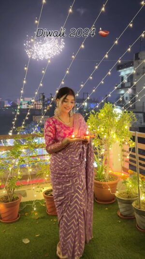 Khushi Punjaban Instagram - When it’s your last Diwali as a mother of one child 🙈
Saree :- @trendyfashion_clothing
#vkcouple04