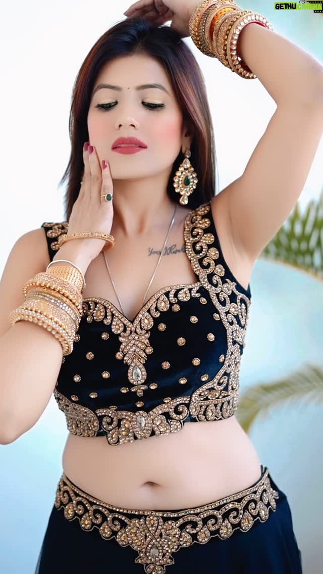 Khwahish Gal - 224.9K Likes - Kaisi lag rahi hu mein?? 🙈❤️ @khwahish_gal 
.
.
.
.
.
#reels #reelitfeelit #insta #couple #featured #khwahish_gal