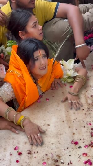 Khwahish Gal Instagram - श्री कुंज बिहारी श्री हरिदास 🙏🏻😭 @khwahish_gal
.
.
.
.
.
.
.
#reels #reelitfeelit #insta #couple #featured #khwahish_gal