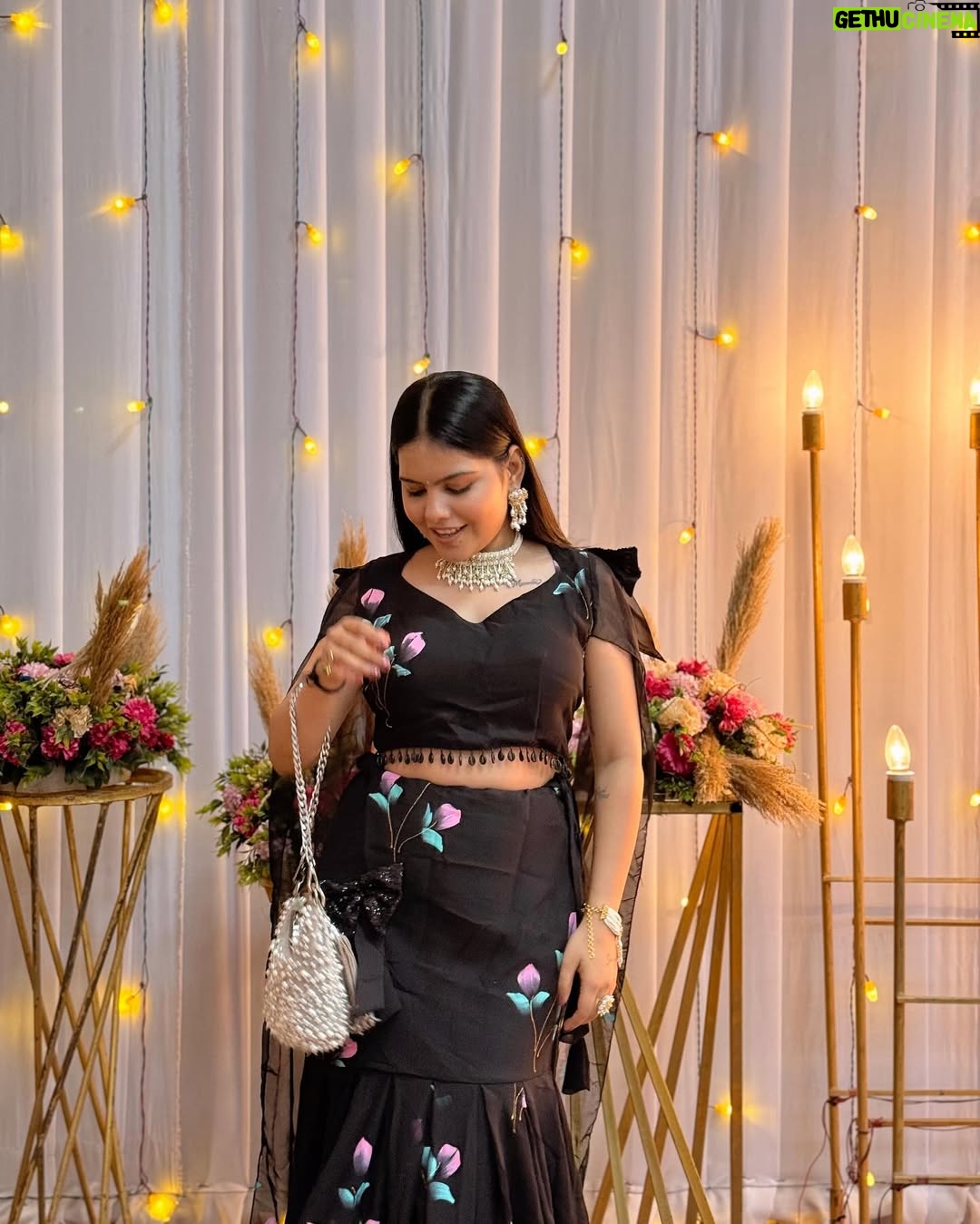 Khyati Sonigra - 44.1K Likes - Wo noor 🖤✨ 

Outfit - @_antique_fashion_ 
Jewellary - @doro.surat 

#insta #outfit #black #instalike #instafeed #wedding #vibes