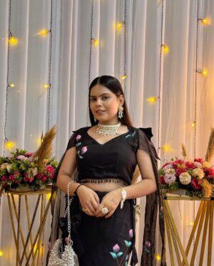 Khyati Sonigra Instagram - Wo noor 🖤✨ 

Outfit - @_antique_fashion_ 
Jewellary - @doro.surat 

#insta #outfit #black #instalike #instafeed #wedding #vibes